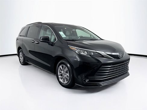 Certified 2026 Toyota Sienna XLE FWD image 10