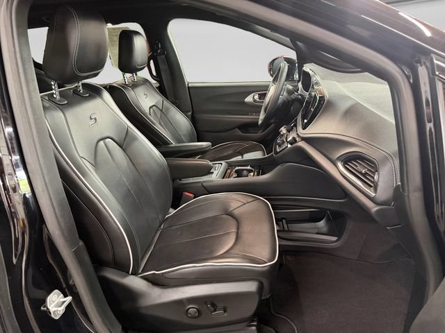 Used 2025 Chrysler Pacifica Limited FWD image 14