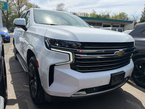 Used 2024 Chevrolet Suburban LT w/ Luxury Package AWD/4WD image 3