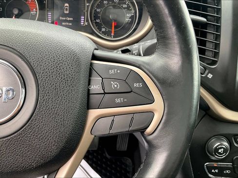 Used 2017 Jeep Cherokee Latitude w/ Safety/Convenience Group FWD image 18