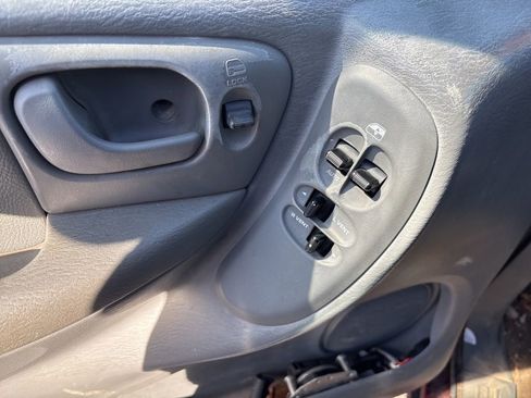 Used 2007 Chrysler Town & Country Touring image 7