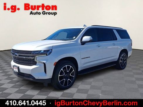 Certified 2022 Chevrolet Suburban RST w/ Luxury Package AWD/4WD image 3
