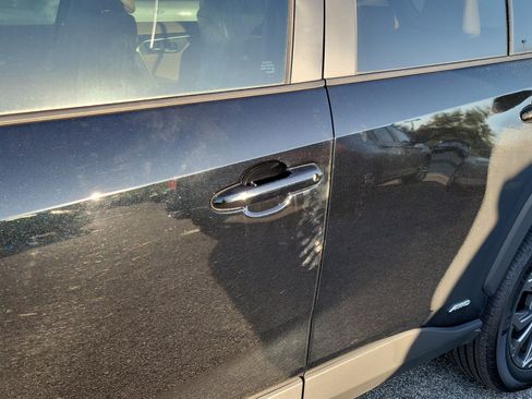 Used 2022 Toyota RAV4 XLE Premium image 27