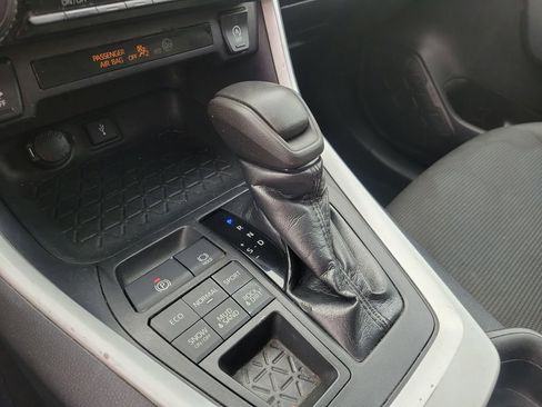 Used 2021 Toyota RAV4 LE image 23
