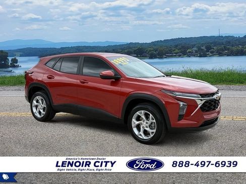 Used 2024 Chevrolet Trax LS w/ LS Convenience Package FWD image 1