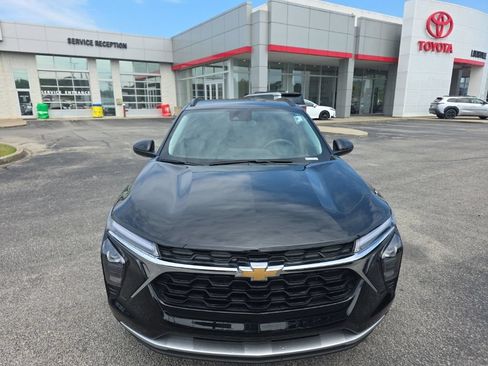 Used 2025 Chevrolet Trax LT FWD image 2
