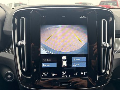 Used 2022 Volvo XC40 T4 R-Design w/ Protection Package Premier image 25