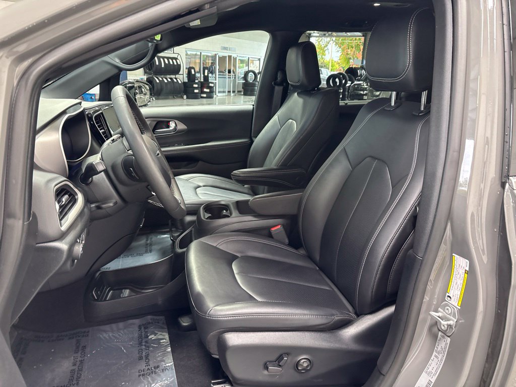 Used 2025 Chrysler Pacifica Select FWD image 9