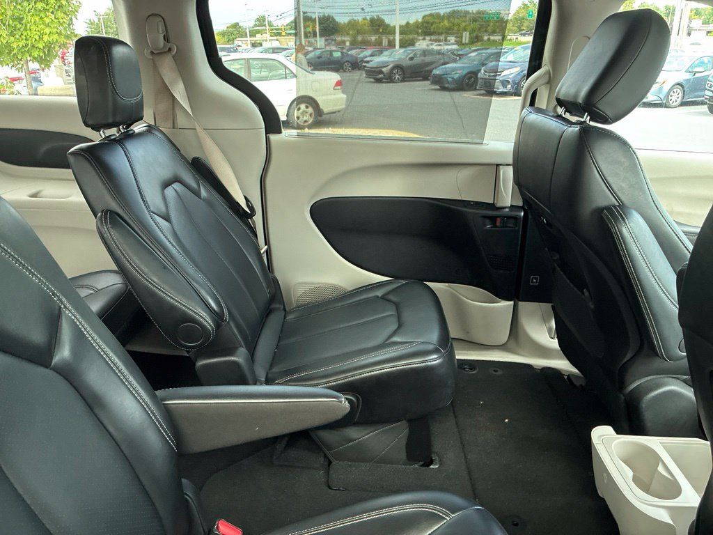 Used 2024 Chrysler Pacifica Touring-L FWD image 25