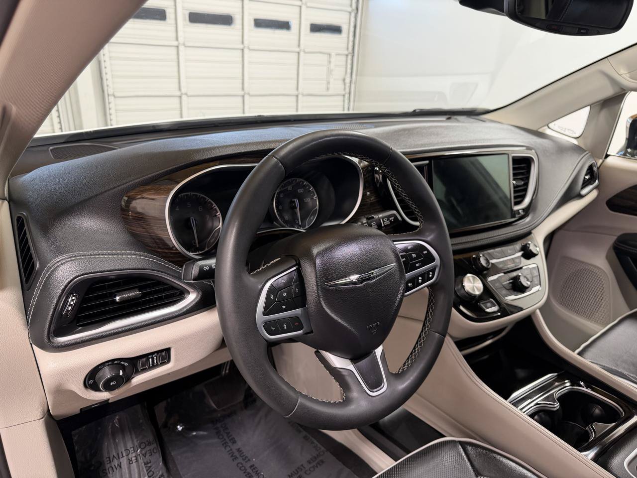 Used 2023 Chrysler Pacifica Limited FWD image 14