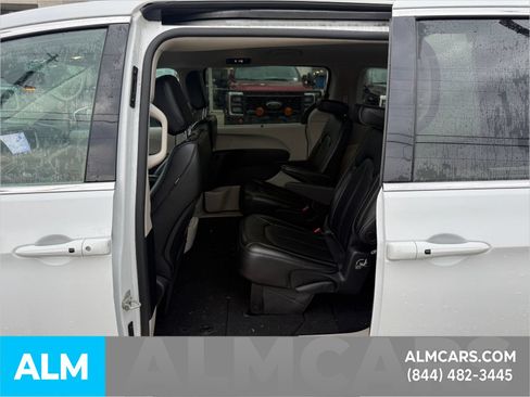 Used 2023 Chrysler Pacifica Touring-L FWD image 12