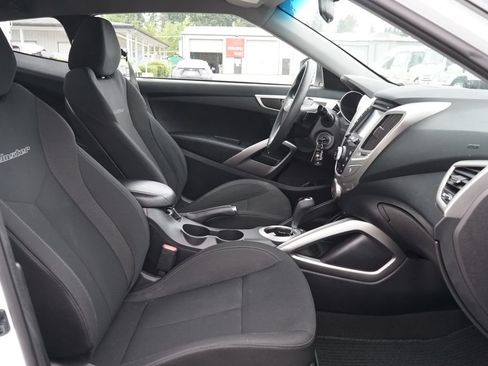 Used 2016 Hyundai Veloster FWD image 9
