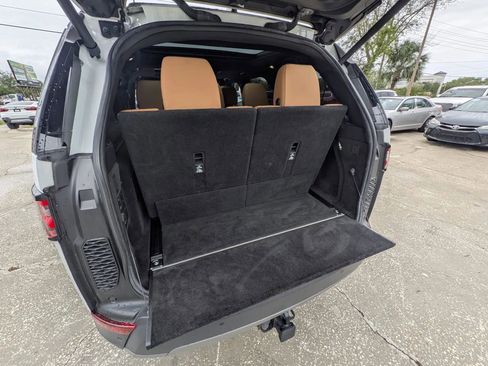 Used 2018 Land Rover Discovery HSE AWD/4WD image 13