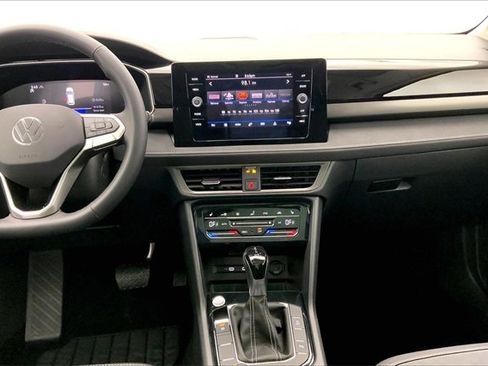 Used 2025 Volkswagen Taos SE image 6