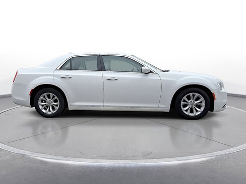 Used 2015 Chrysler 300 Limited RWD image 9