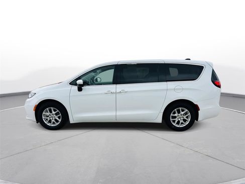 Used 2023 Chrysler Pacifica Touring-L image 36