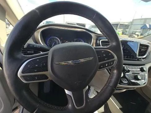 Used 2018 Chrysler Pacifica Touring-L Plus w/ Advanced Safetytec Group image 10