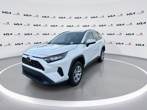 Used 2021 Toyota RAV4 LE FWD image 4