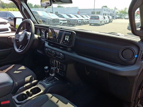 Used 2024 Jeep Wrangler Unlimited Rubicon 4xe w/ Convenience Group AWD/4WD image 11