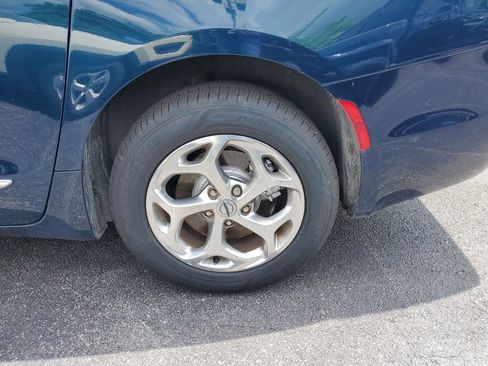 Used 2021 Chrysler Pacifica Limited w/ Uconnect Theater Family Group image 5