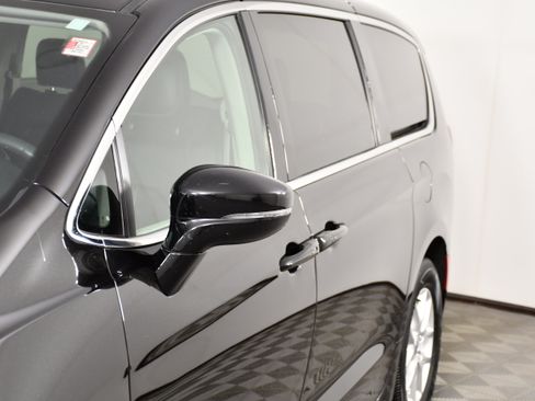Used 2024 Chrysler Pacifica Touring-L FWD image 13