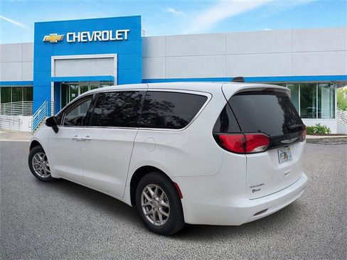 Used 2022 Chrysler Voyager LX image 5
