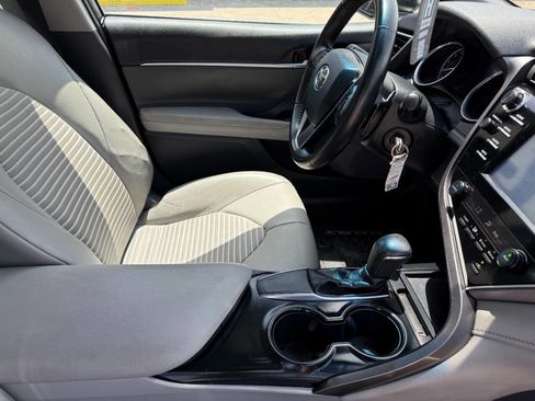 Used 2018 Toyota Camry SE w/ Moonroof Package FWD image 10