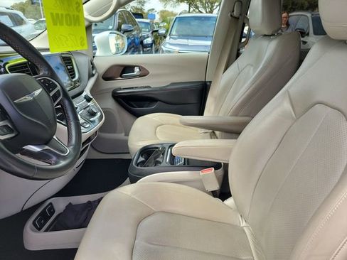 Used 2018 Chrysler Pacifica Touring-L image 12