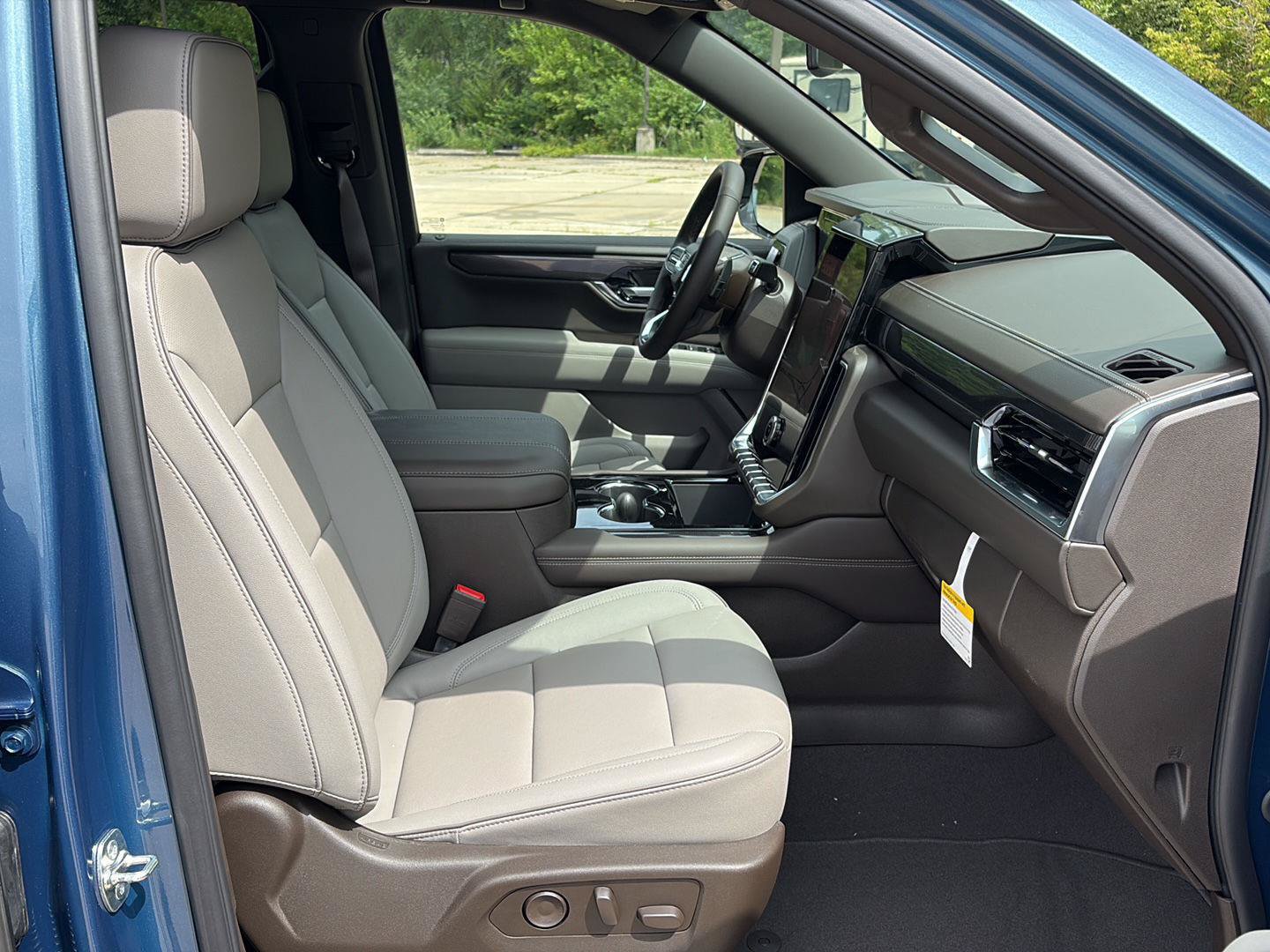 New 2026 GMC Yukon Elevation AWD/4WD image 3