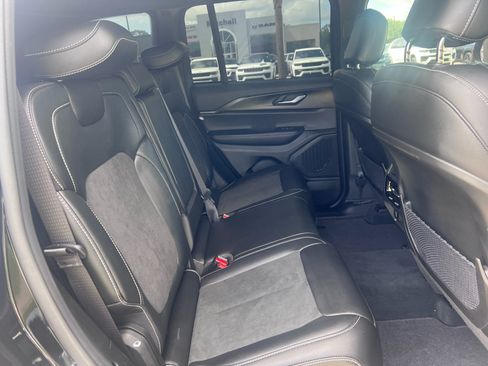Used 2025 Jeep Grand Cherokee Altitude RWD image 12