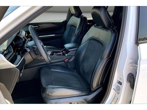 Certified 2023 Jeep Grand Cherokee Altitude AWD/4WD image 34