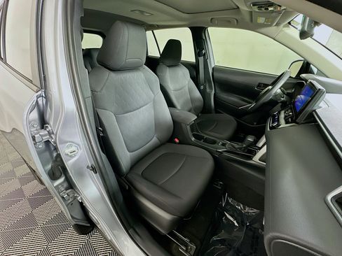 Used 2024 Toyota Corolla Cross LE w/ Moonroof Package image 28