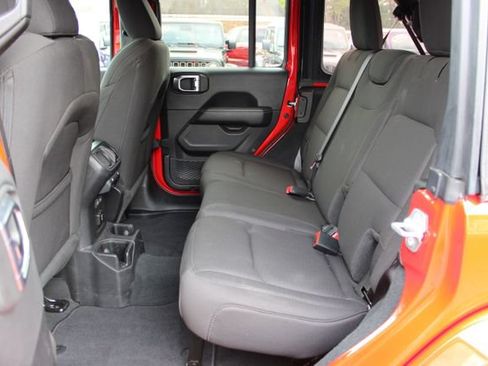Used 2022 Jeep Wrangler Unlimited Sahara AWD/4WD image 38