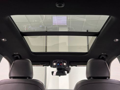 Used 2024 Jeep Grand Cherokee L Limited w/ Luxury Tech Group II image 44