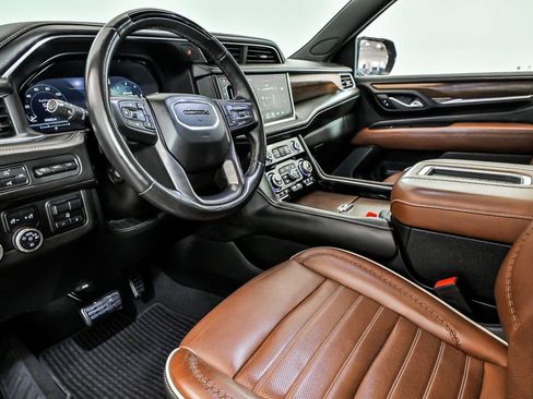 Used 2023 GMC Yukon XL Denali Ultimate image 11