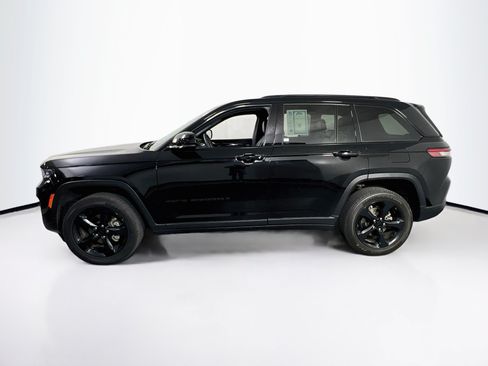 Used 2023 Jeep Grand Cherokee Altitude AWD/4WD image 8