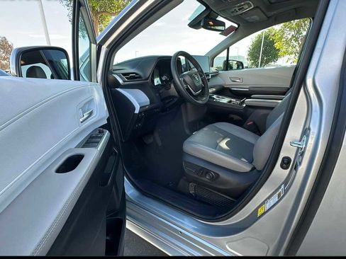 Used 2025 Toyota Sienna XLE image 4