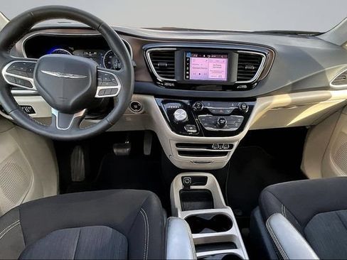 Used 2022 Chrysler Voyager LX FWD image 7