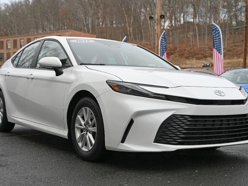 Used 2025 Toyota Camry LE image 7