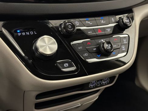 Used 2024 Chrysler Pacifica Touring-L FWD image 29