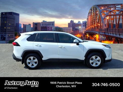 Used 2021 Toyota RAV4 XLE AWD/4WD image 2
