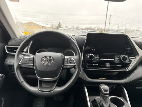 Used 2023 Toyota Highlander XLE AWD/4WD image 13