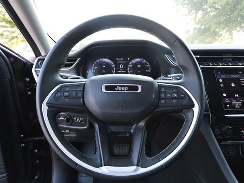 Used 2024 Jeep Grand Cherokee Laredo RWD image 11