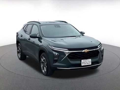 Used 2025 Chevrolet Trax LT image 3