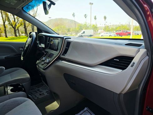Used 2017 Toyota Sienna LE image 29