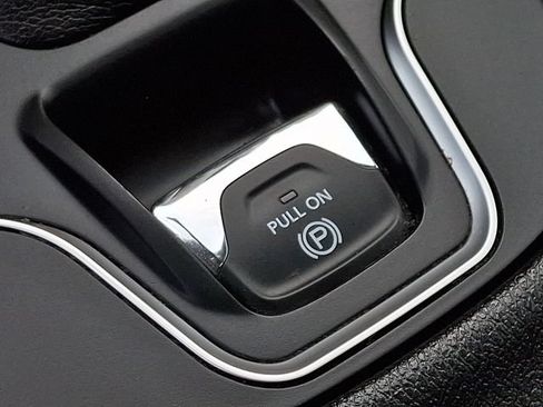 Used 2019 Jeep Cherokee Latitude Plus w/ Comfort/Convenience Group AWD/4WD image 24