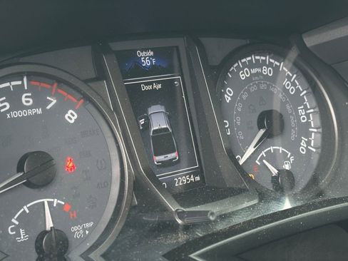 Used 2021 Toyota Tacoma TRD Off-Road w/ Technology Package AWD/4WD image 15