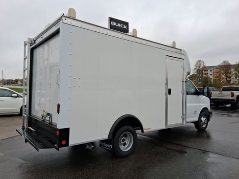 New 2025 GMC Savana 3500 w/ Power Convenience Package RWD image 7