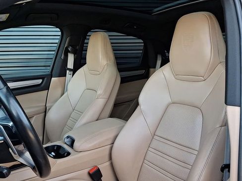 Certified 2023 Porsche Cayenne Platinum Edition image 5