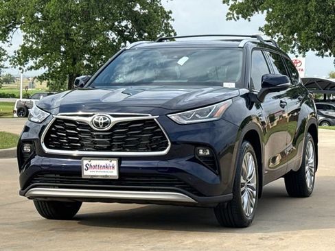 New 2026 Toyota Highlander Platinum AWD/4WD image 3
